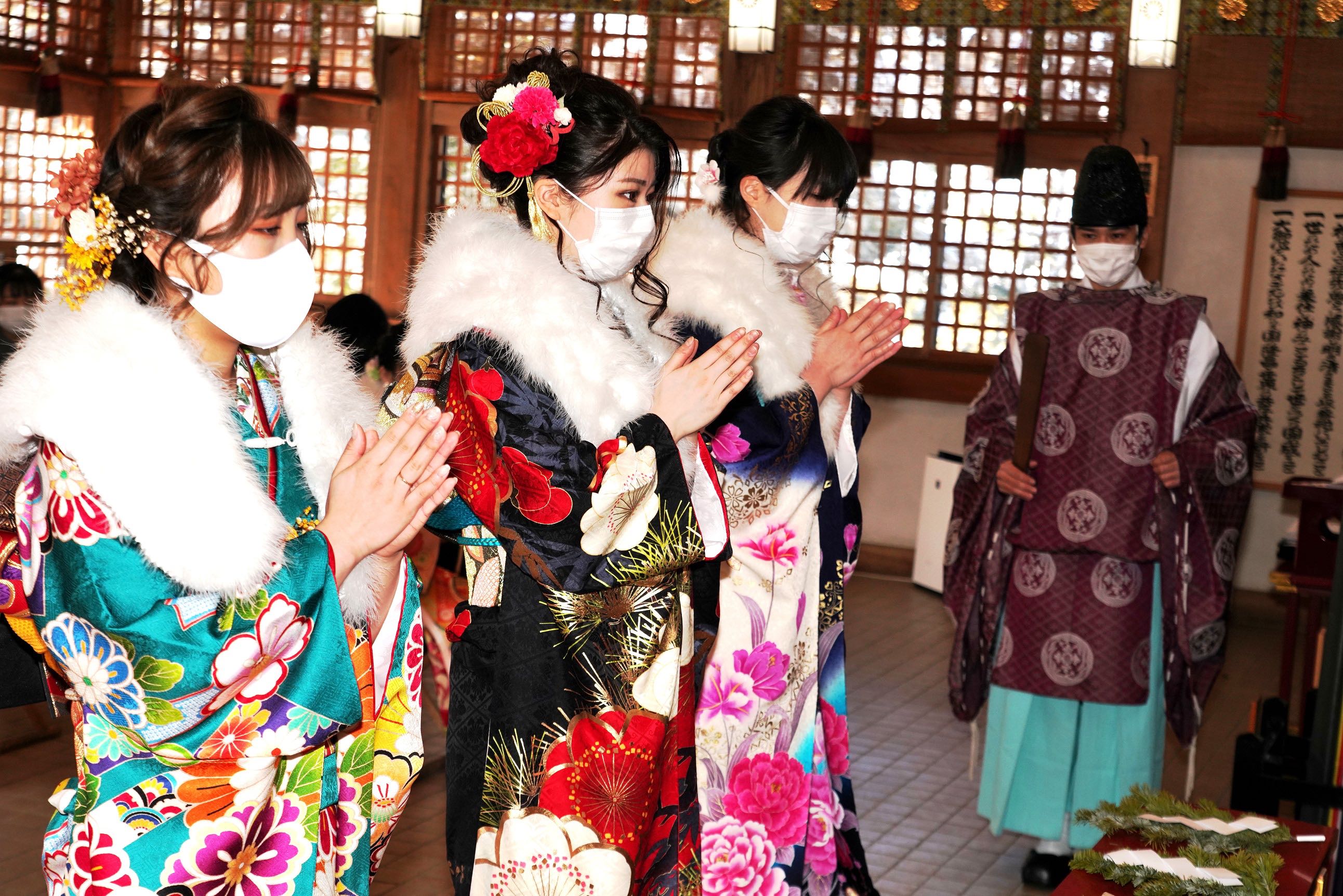 成人の日に北見神社でお振袖を着てご祈祷