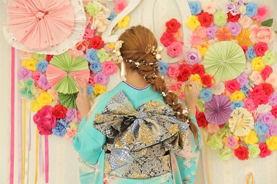 2024年成人式を迎えられたお嬢様の髪型、編みおろしスタイル。