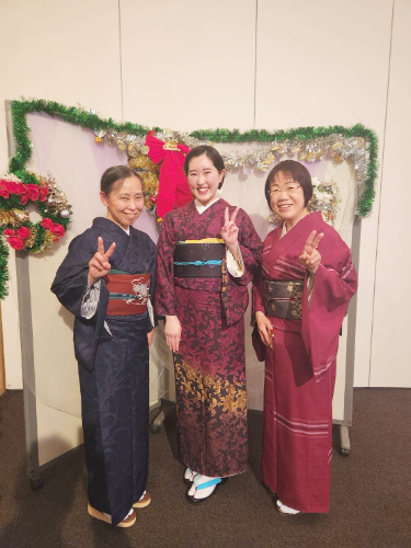 クリスマスの飾りの前で写真に写る3人の着物姿の女性