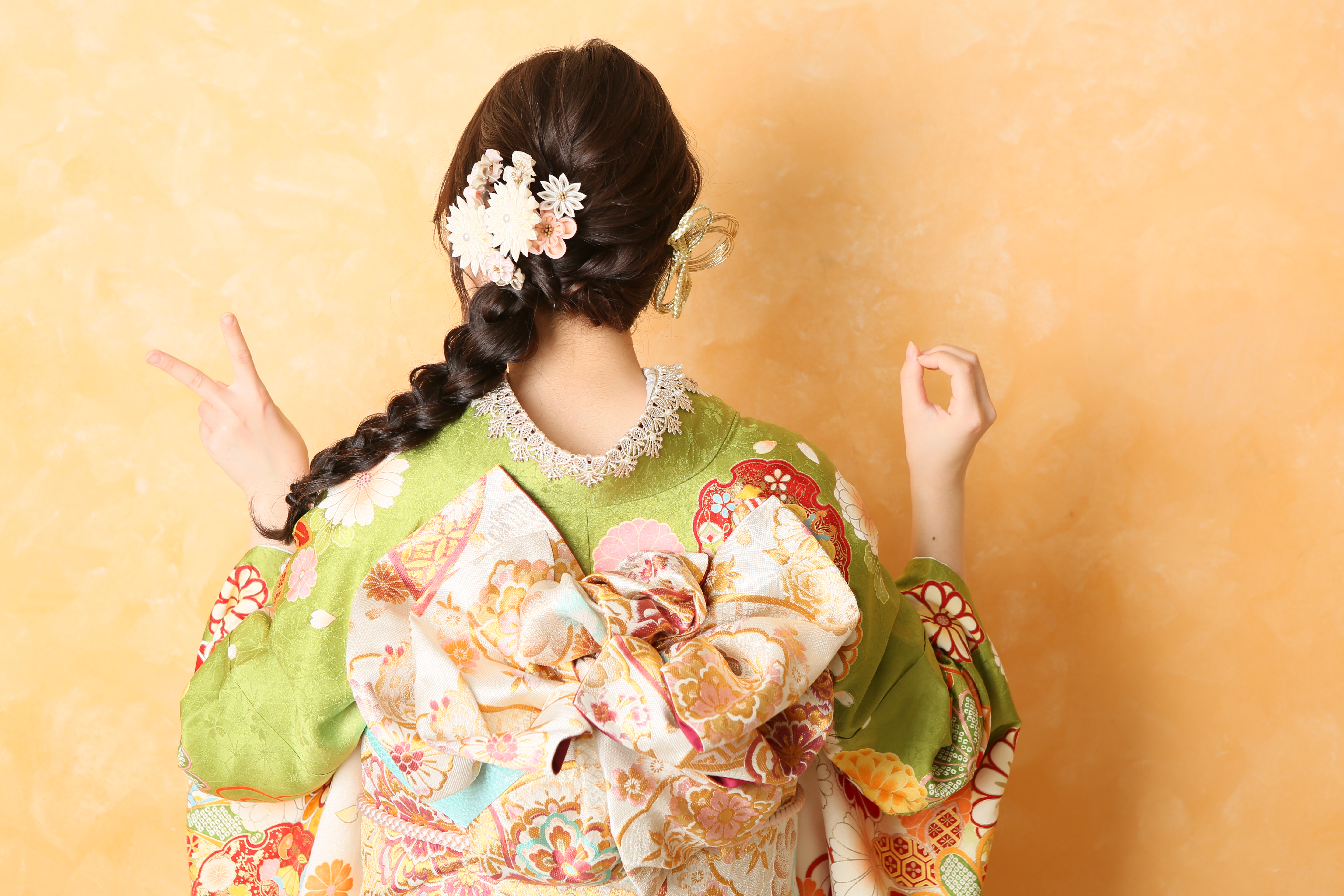 振袖 波に蝶と梅の花 （振袖を選ぶポイントは？柄の魅力についてご紹介 