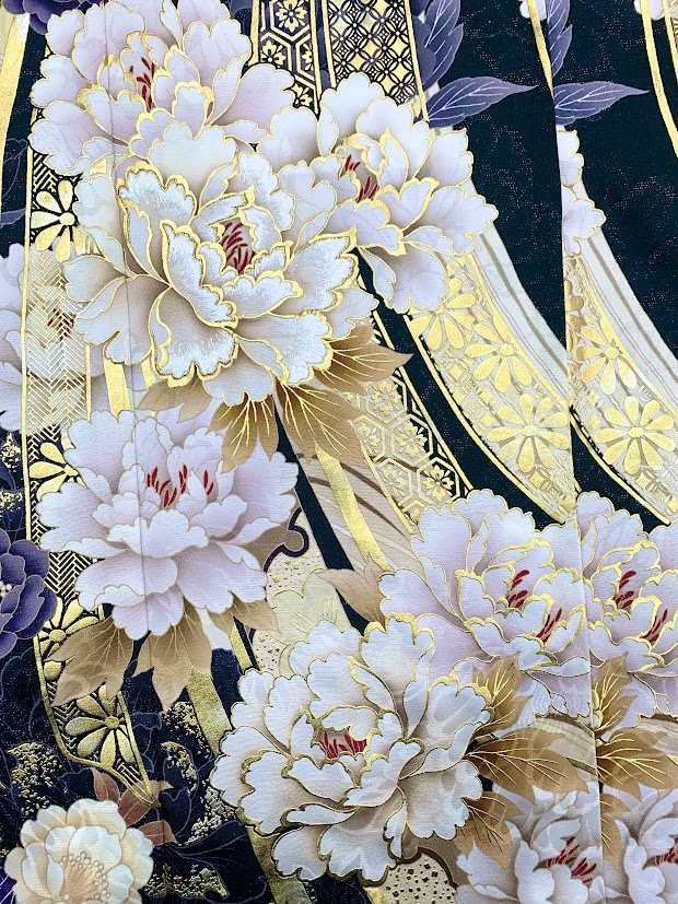 振袖豪華な花成人式の振袖柄の意味
