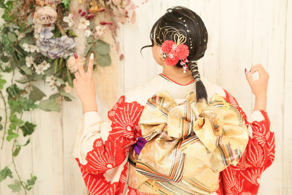 前撮り二十歳のポーズ後姿赤×白の振袖