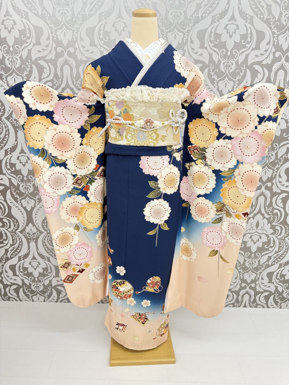 紺地とピンクの振袖コーディネート