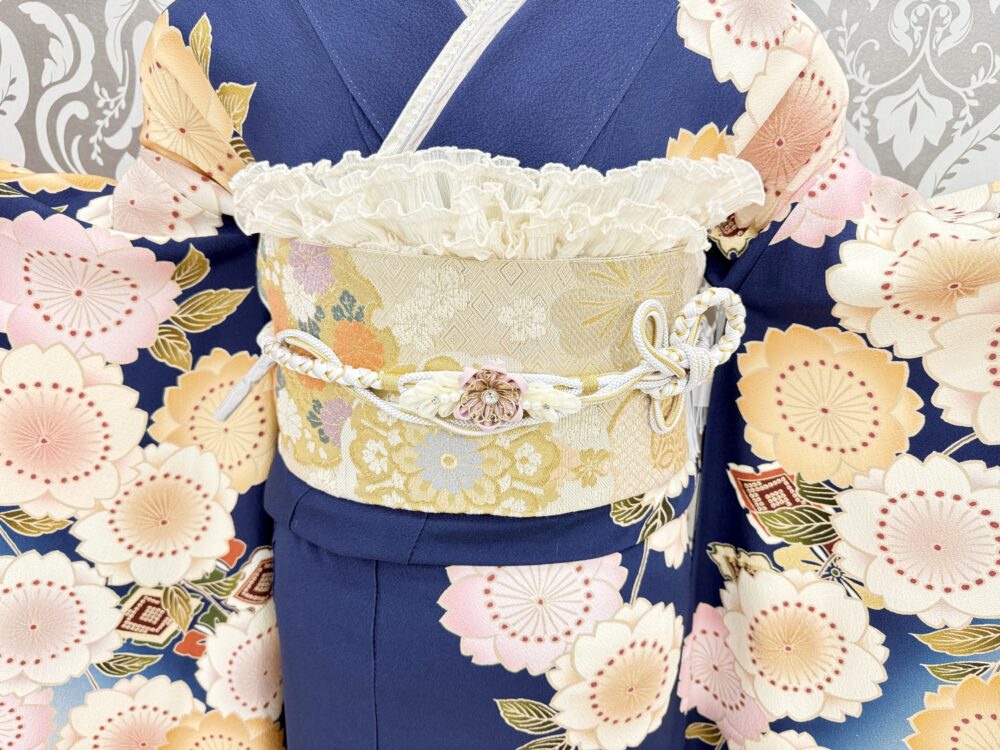 紺地とピンクの振袖コーディネート、帯、帯揚げ、フリル