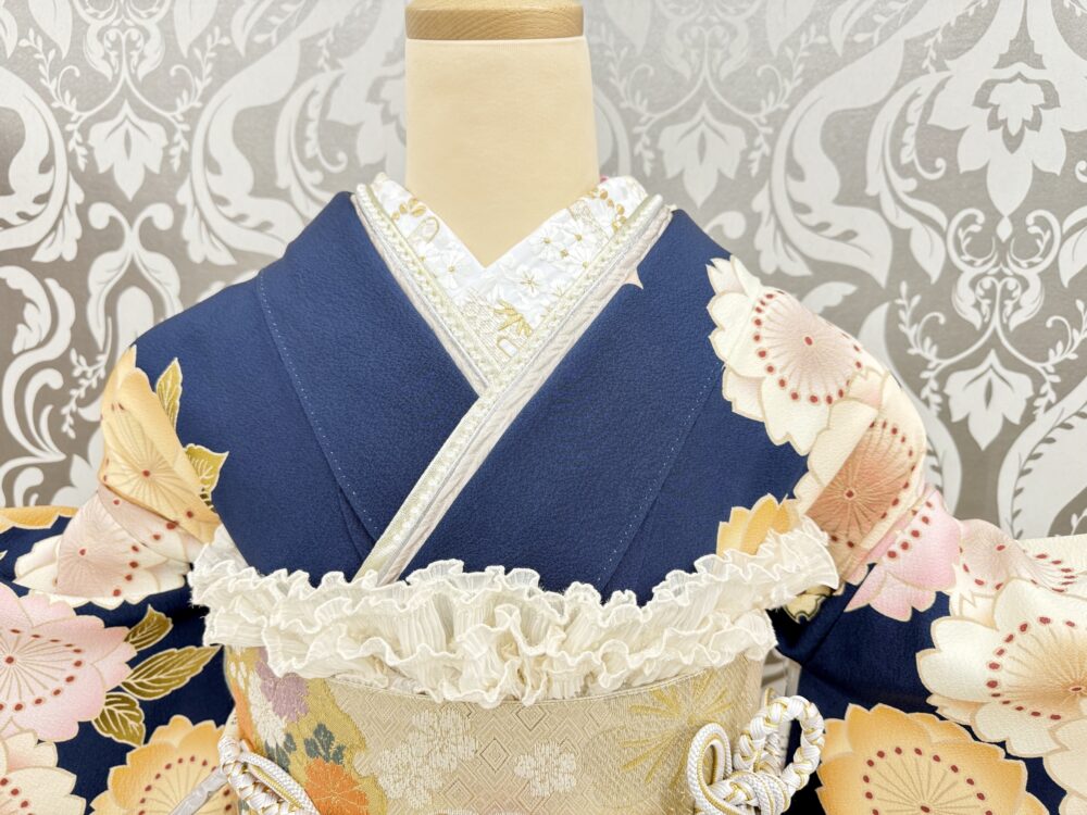 紺地とピンクの振袖コーディネート、衿元