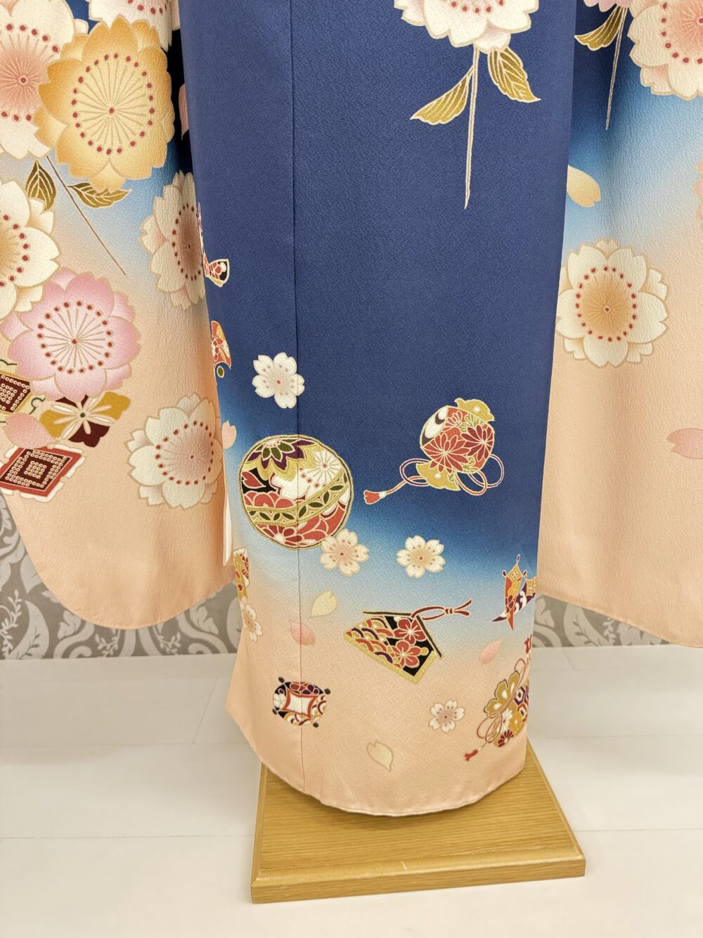 紺地とピンクの振袖コーディネート