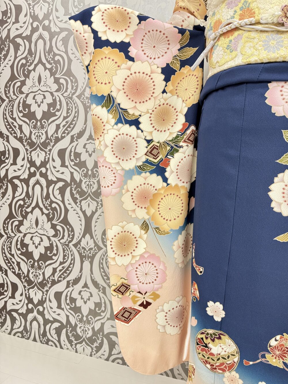 紺地とピンクの振袖コーディネート