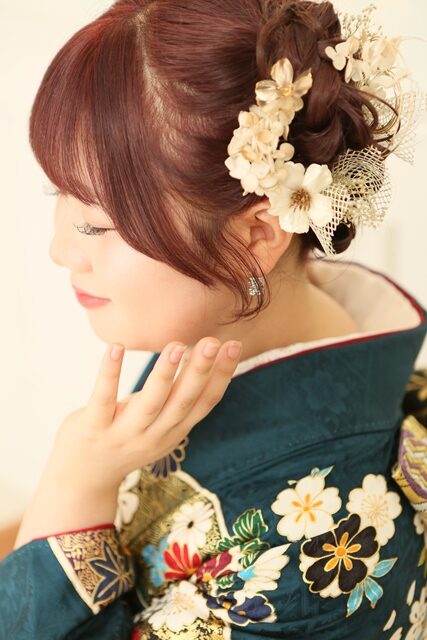 ピンクへアにあわせてお花を髪飾りに散りばめて可愛らしい印象に