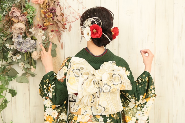 ゆるふわな団子ヘアにインパクトある髪飾りを足して華やかに
