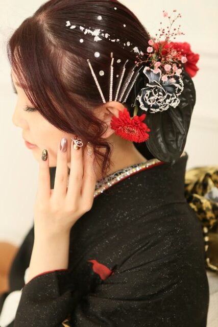 カッコいい雰囲気の振袖に合わせてシルバーの小物とインパクトの出る赤の生花を髪飾りに使ったこだわりヘア

