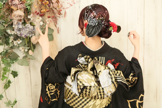 タイトめのヘアに生花や銀箔などの小物をたっぷり使った、こだわったヘアスタイル。