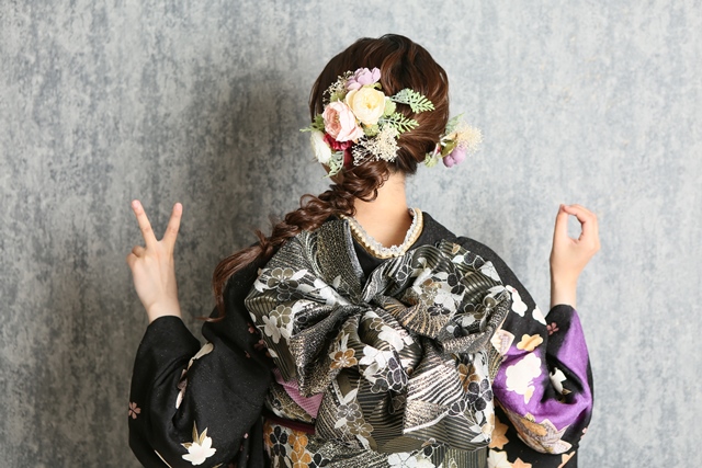 編みおろしヘア×造花で華やかに