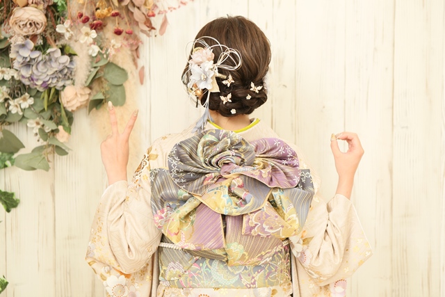 振袖の雰囲気に合わせて大きめの髪飾り+蝶々を散りばめて可愛らしい印象に
