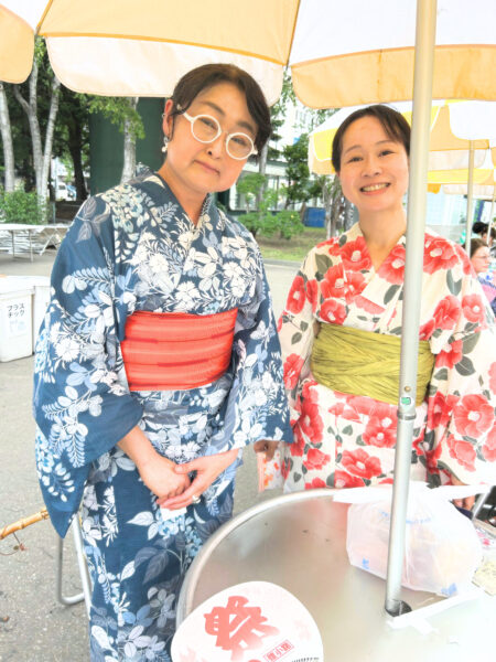 浴衣姿でお祭りを楽しむ女性たち