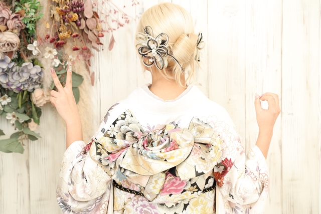 ブロンドヘア×タイトめのカチモリヘアで上品な印象に