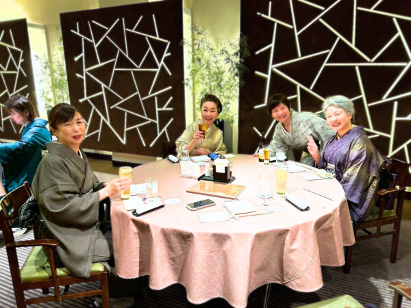 着物でランチをしている様子