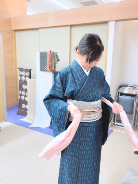 着付を練習する女性