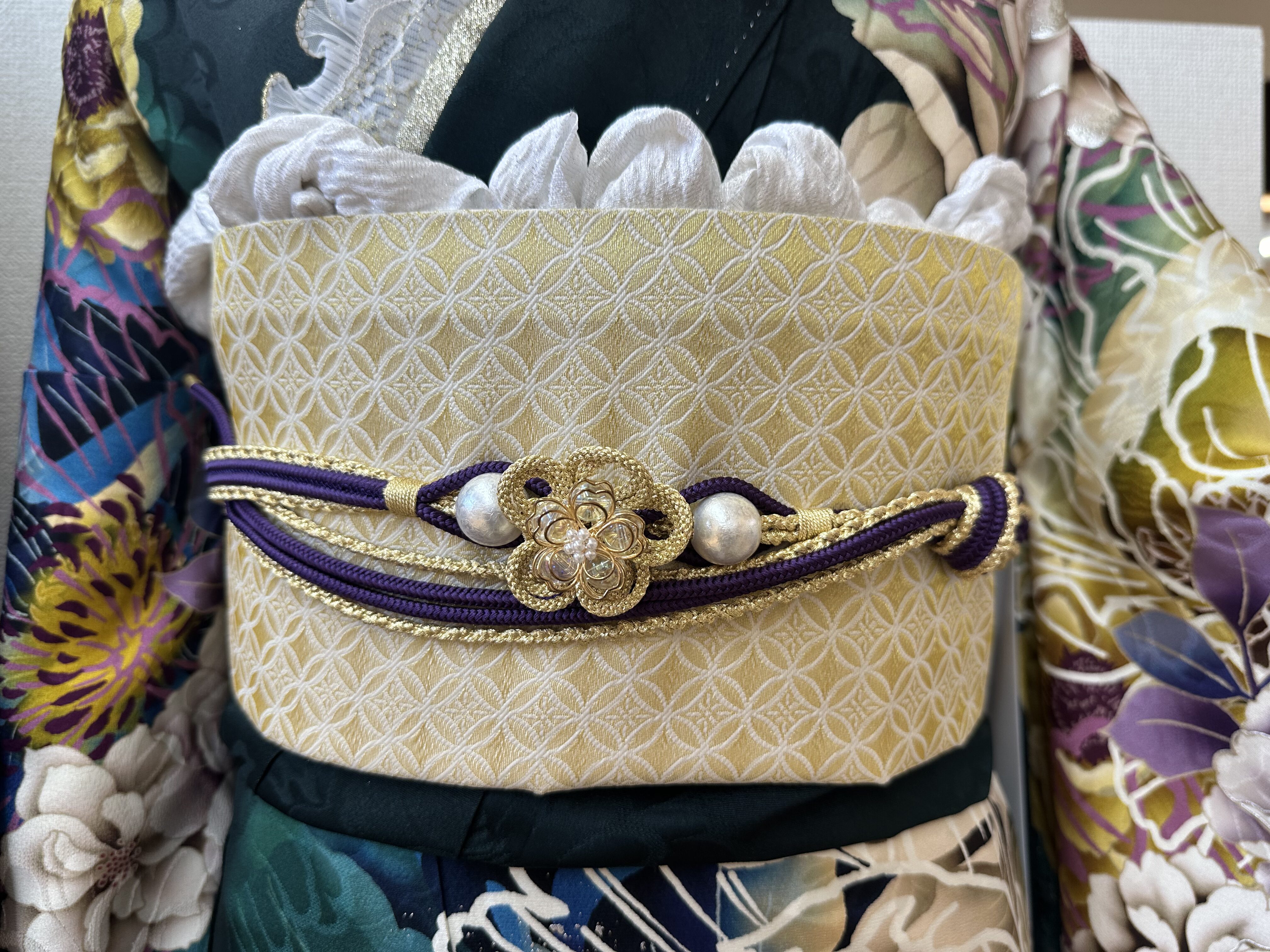 紫の帯締めとゴールドを基調としたシンプルな帯