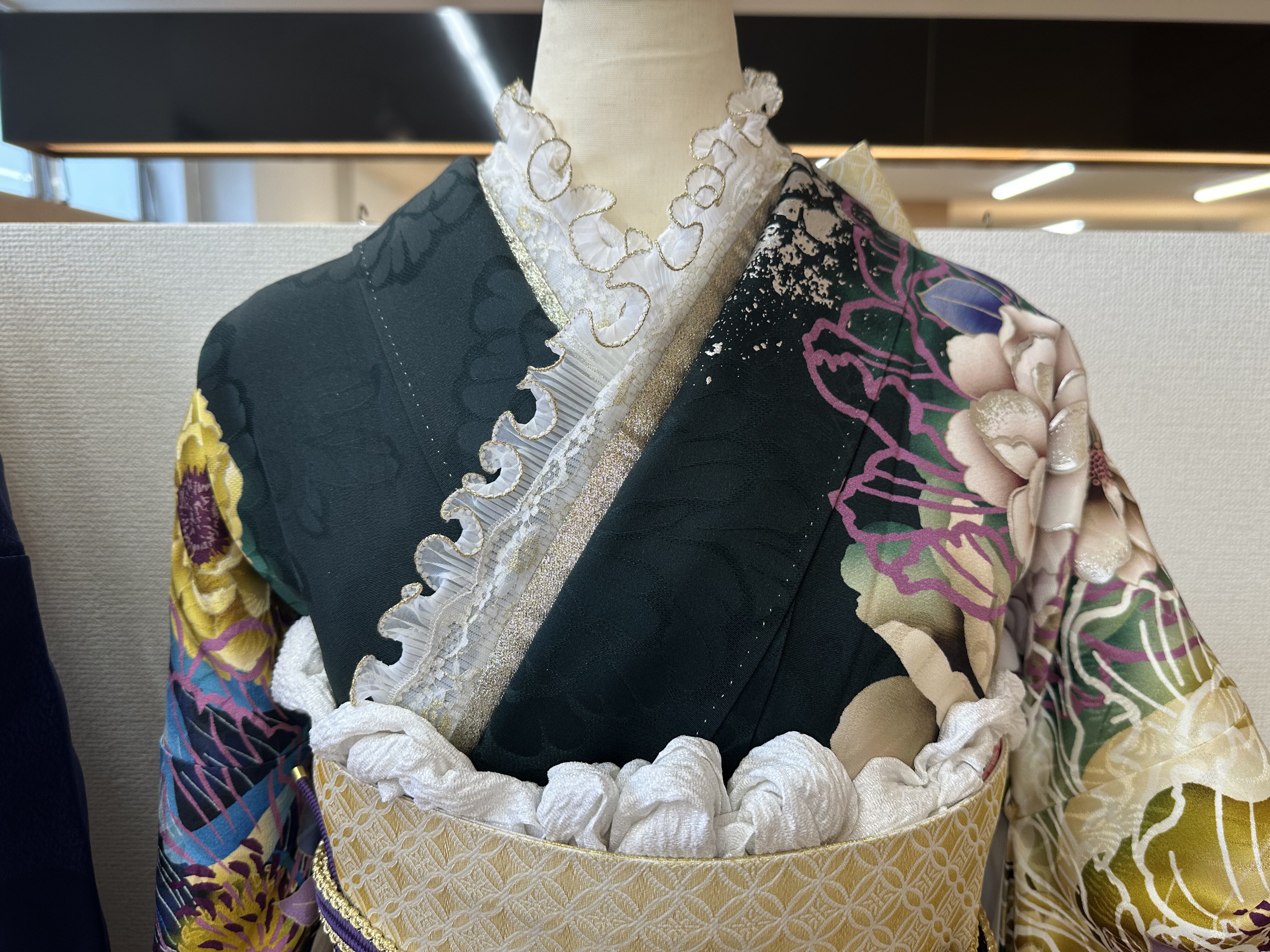 レースの重ね襟が目立つ画像
