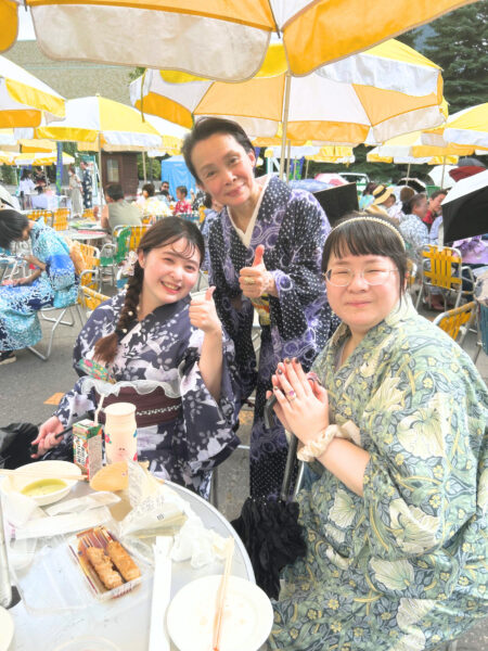 浴衣姿でお祭りを楽しむ女性たち