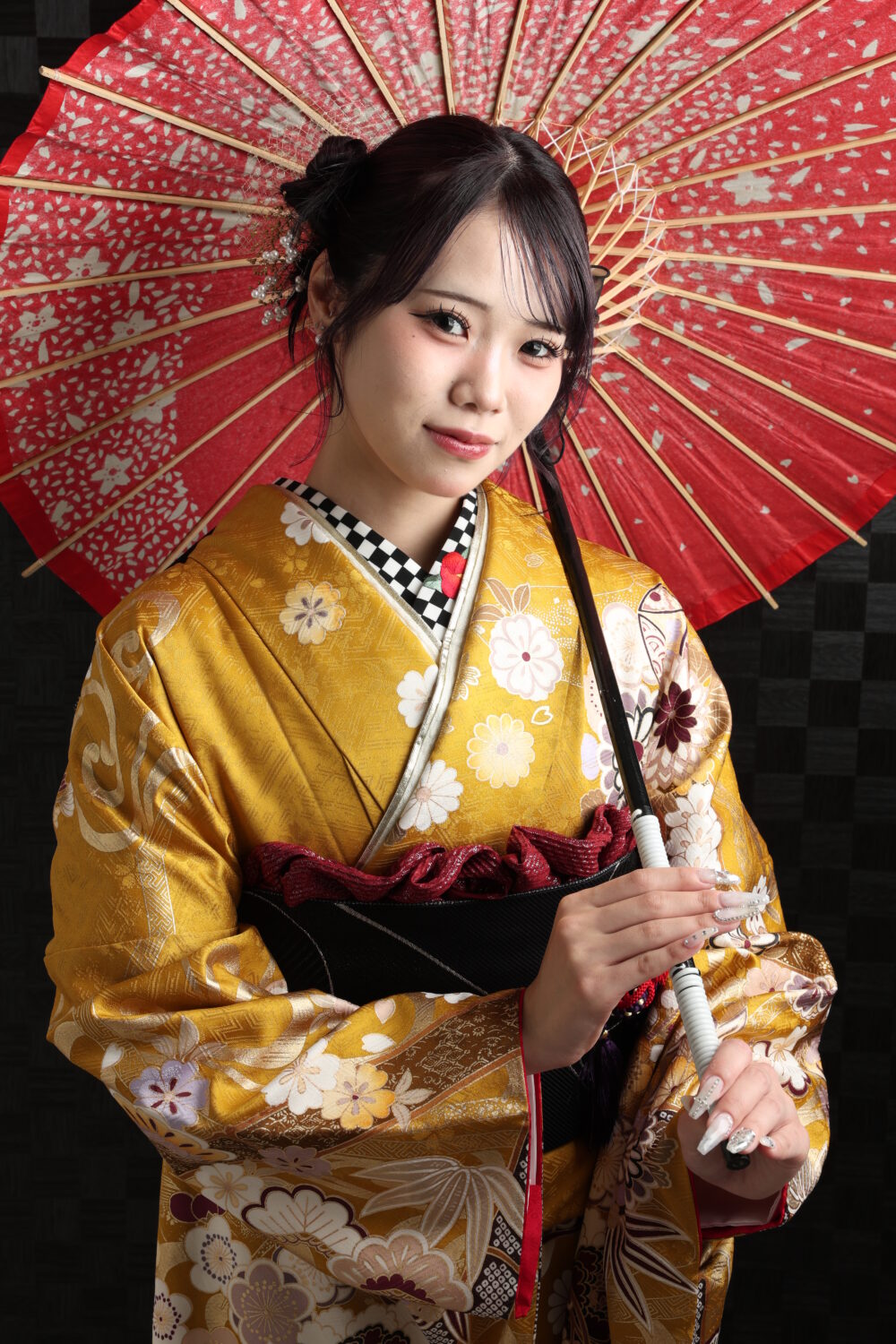 26年成人のからし色のお振袖を着たお嬢様の前撮り写真