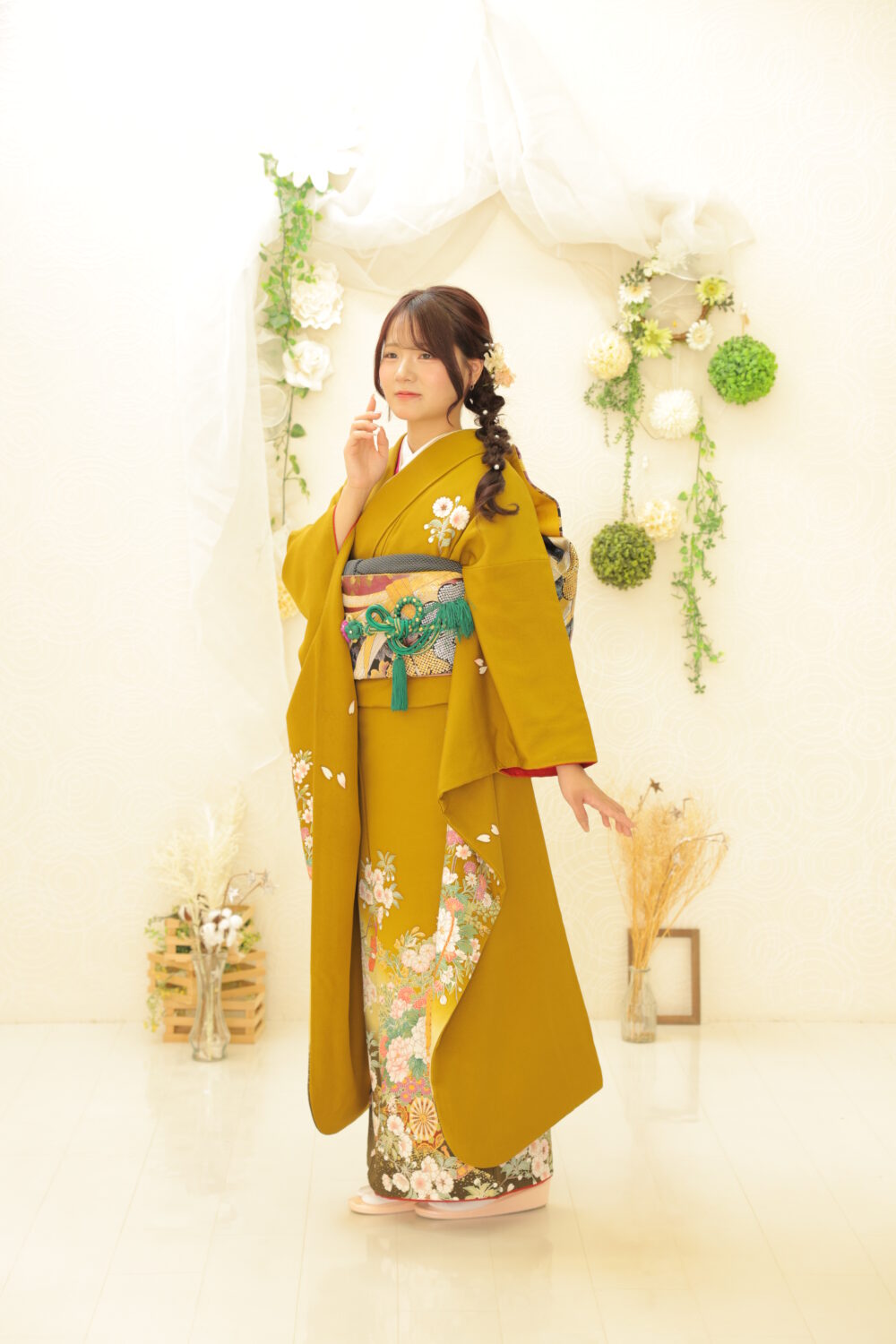 26年成人式でからし色のお振袖を着たお嬢様の前撮り写真