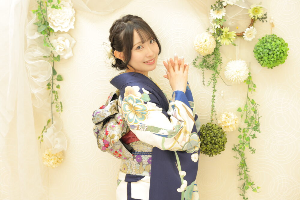 26年成人のブルーの振袖を着たお嬢様の前撮り写真