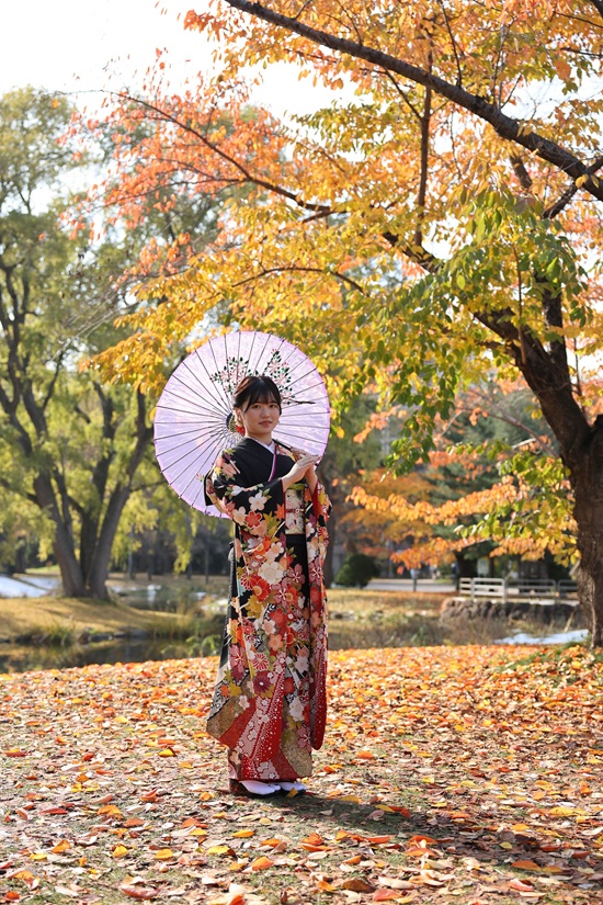 秋ロケ（振袖黒）