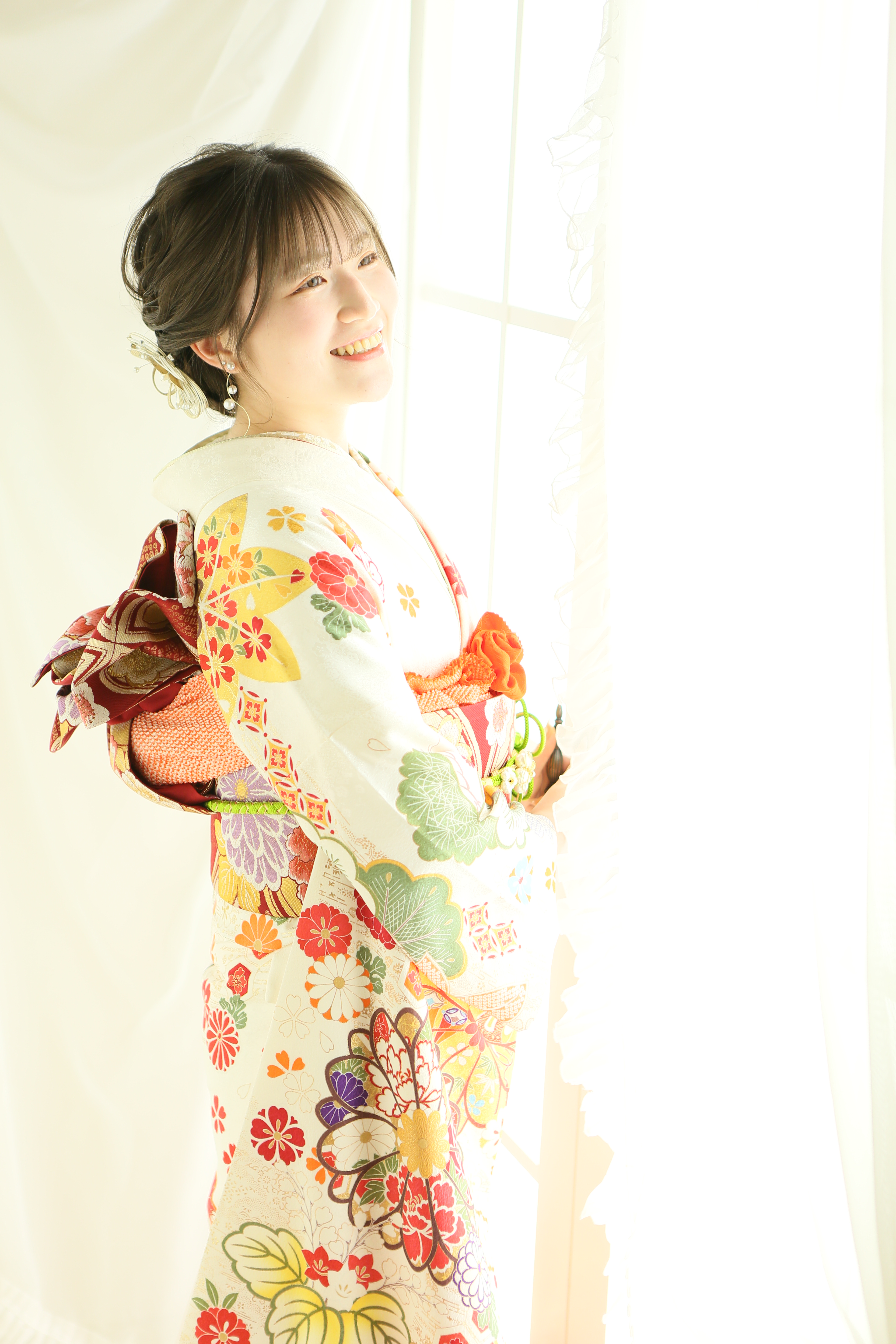 扉の前で微笑む女性