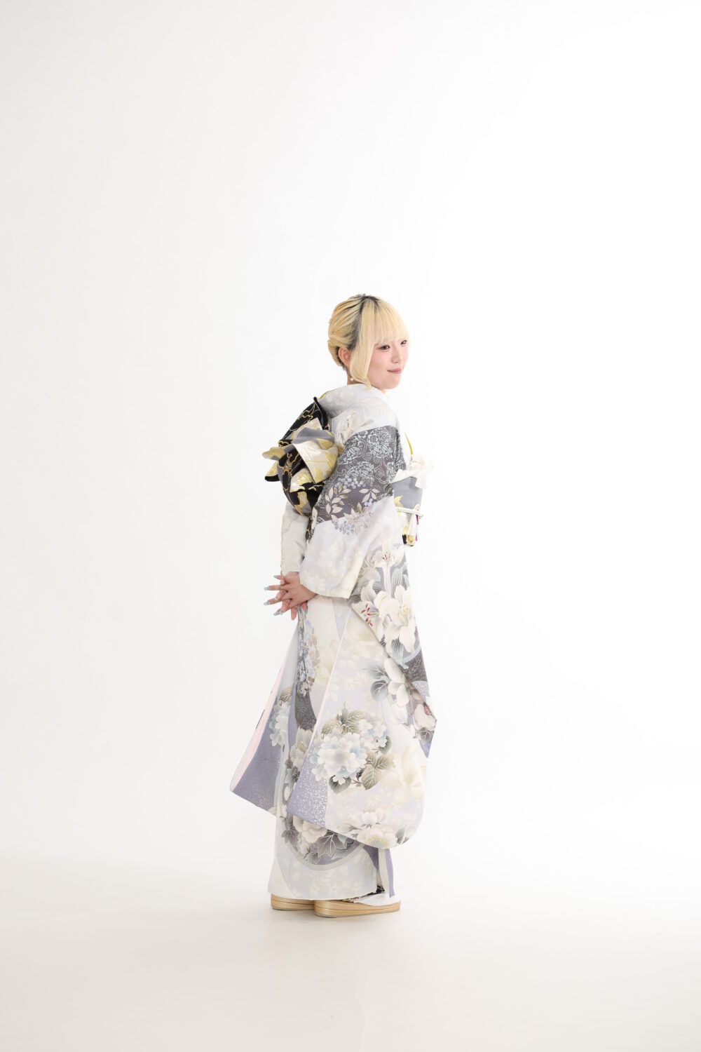 白背景での後姿