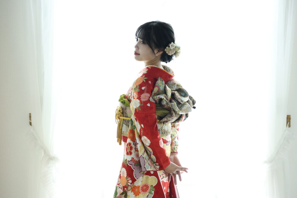 扉の前に佇む女性