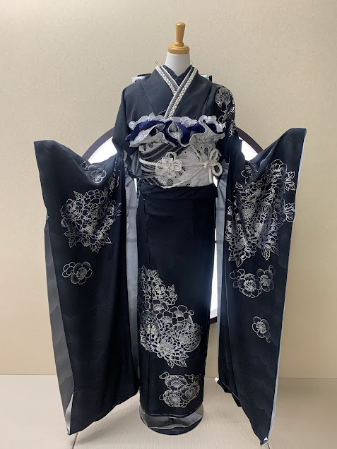 シンプルな黒振袖をかっこよく着る