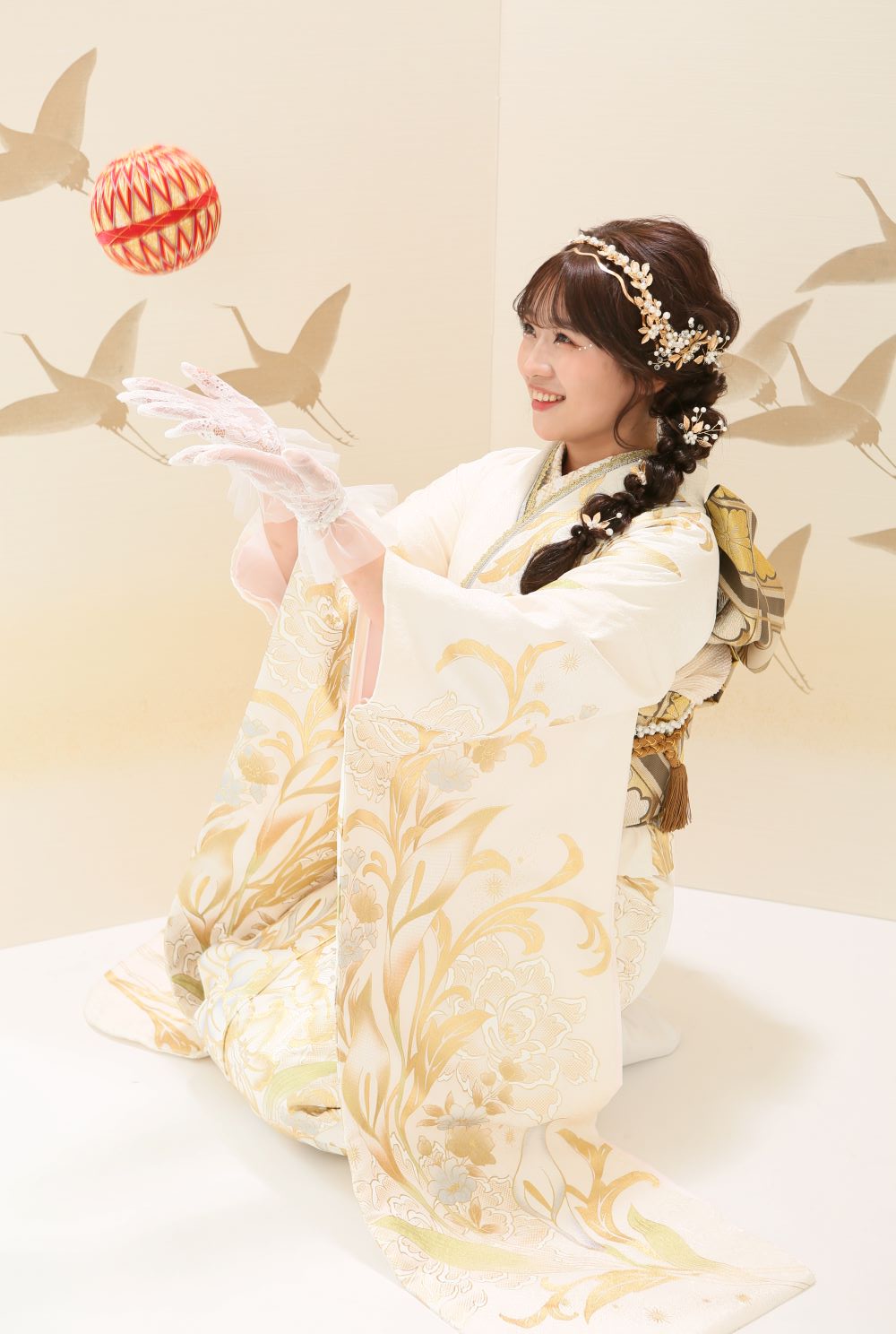 まりを投げている女性