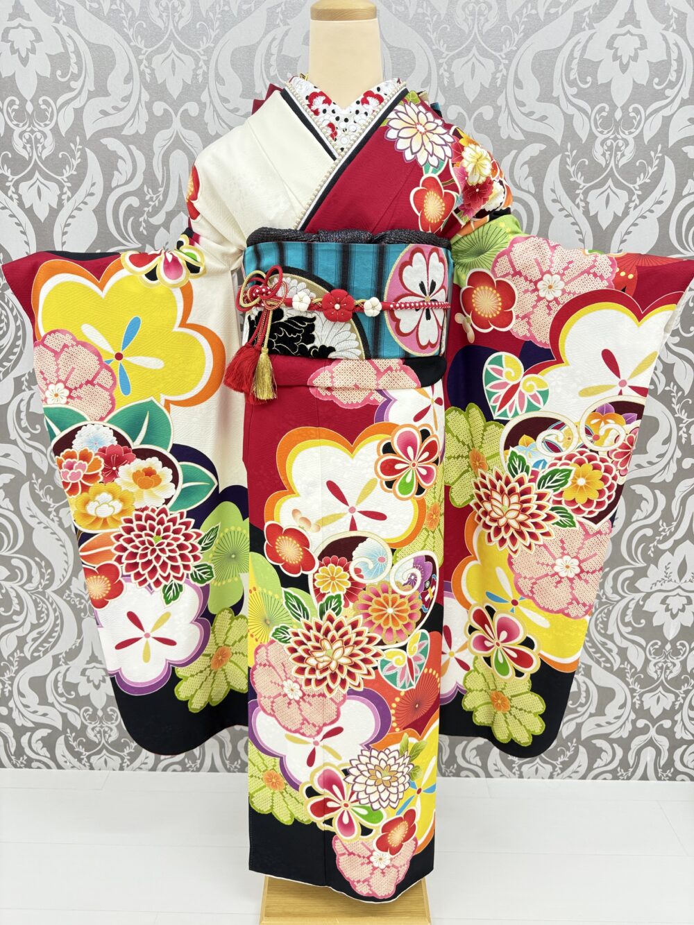 赤と白のレトロポップな振袖のコーディネート