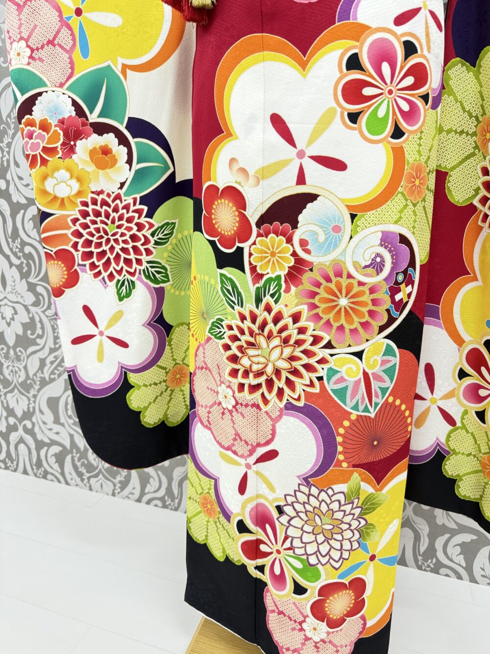 白と赤のレトロポップな振袖コーディネートのアップ画像