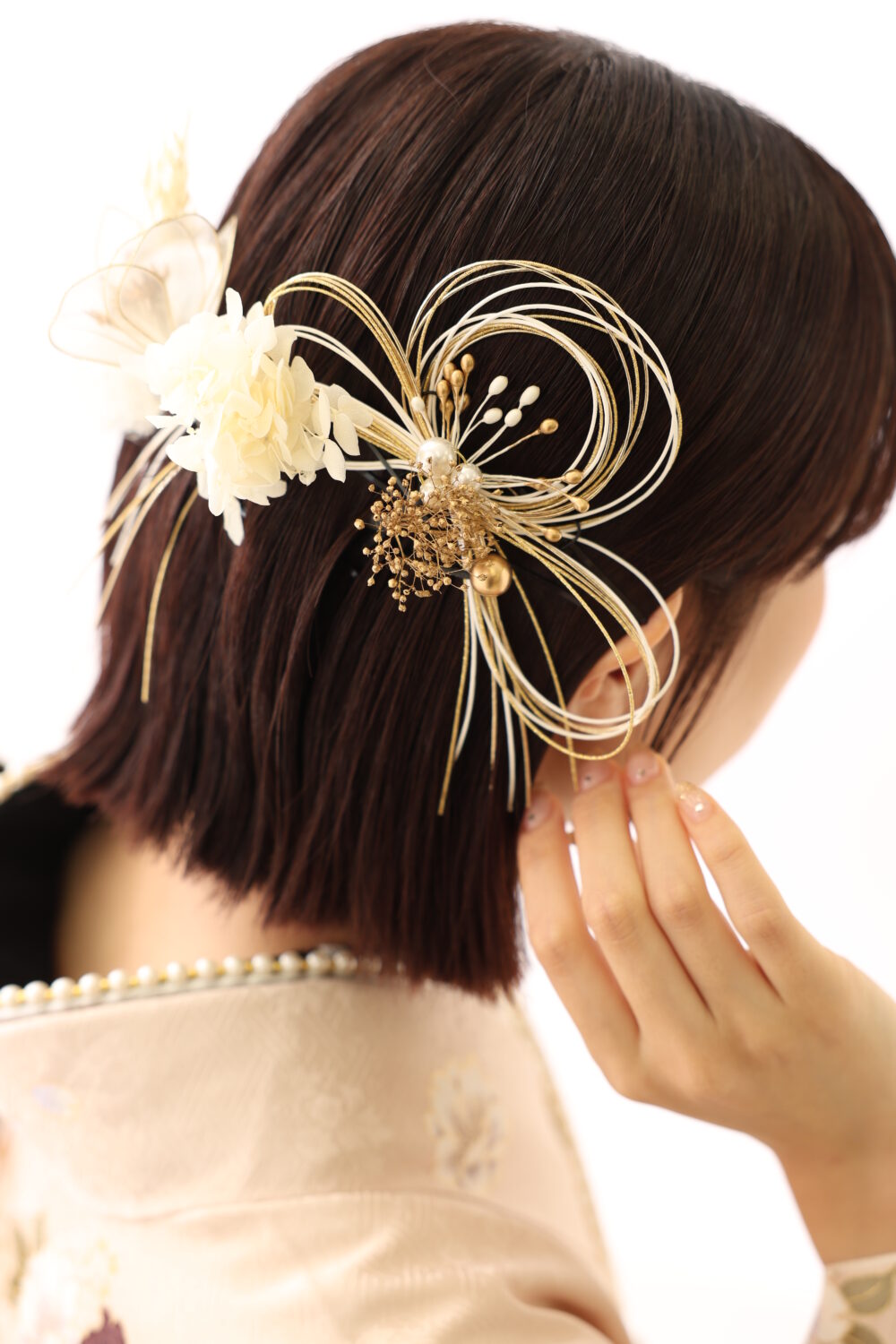 26年ご成人のお嬢様の前撮り写真、生成りの振袖、ボブヘア