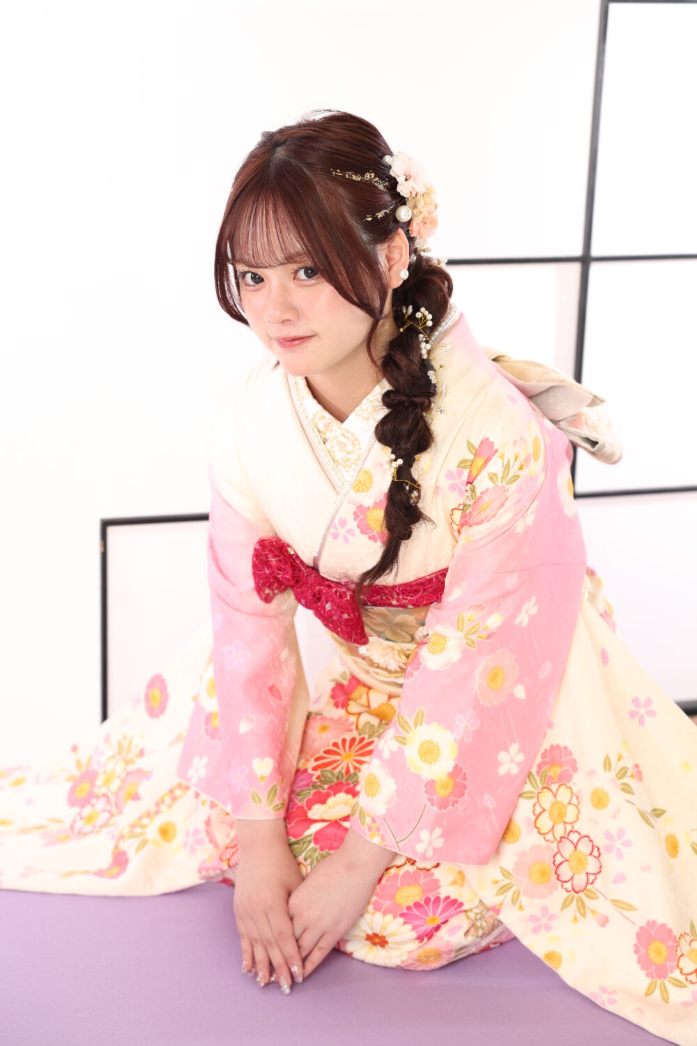 26年成人、白とピンクの振袖のお嬢様の前撮り写真