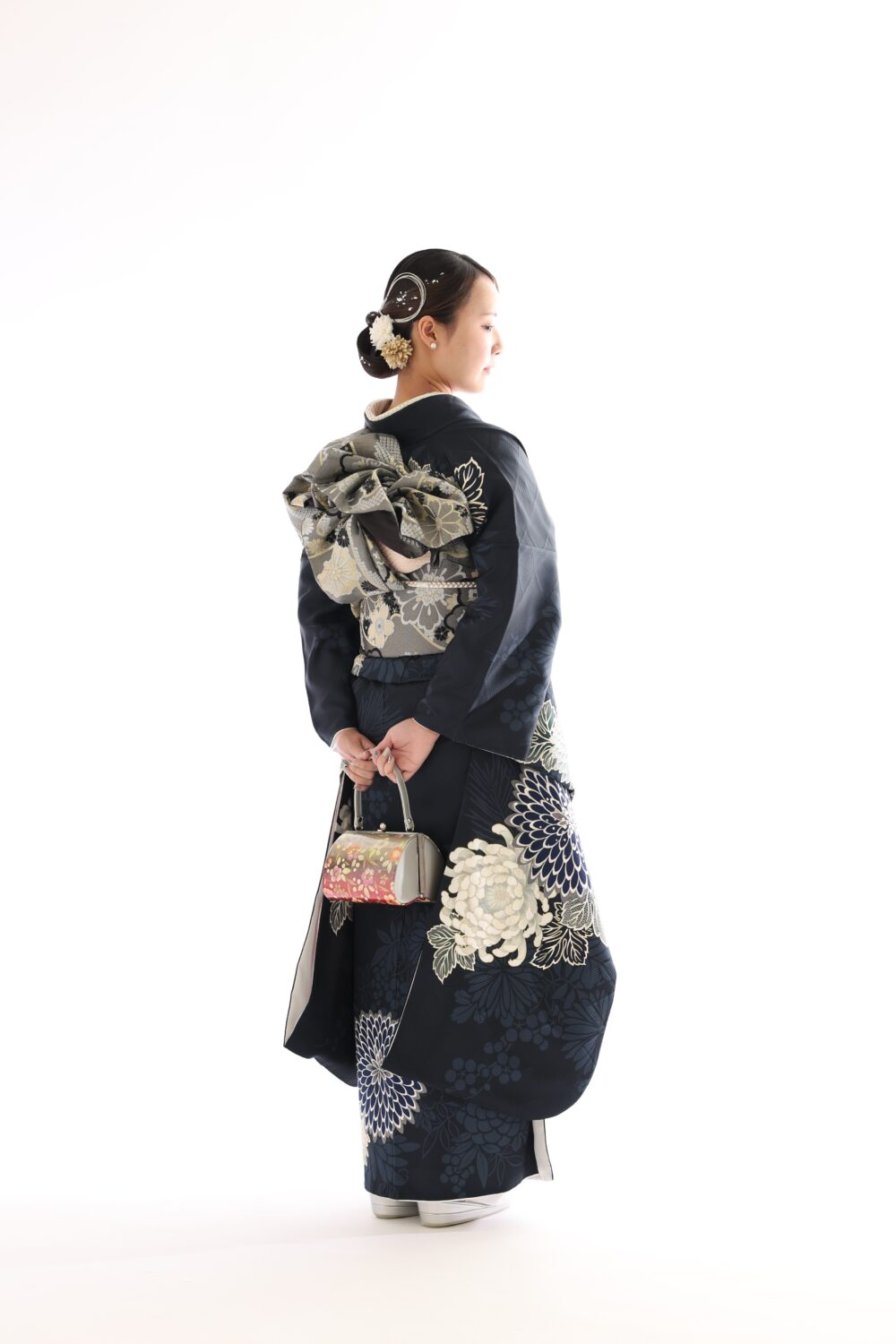 26年ご成人のお嬢様、前撮り写真、紺色のお振袖