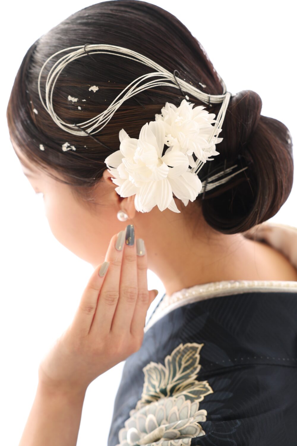 26年ご成人のお嬢様、前撮り写真、タイトなシニヨンヘア、紺色の振袖