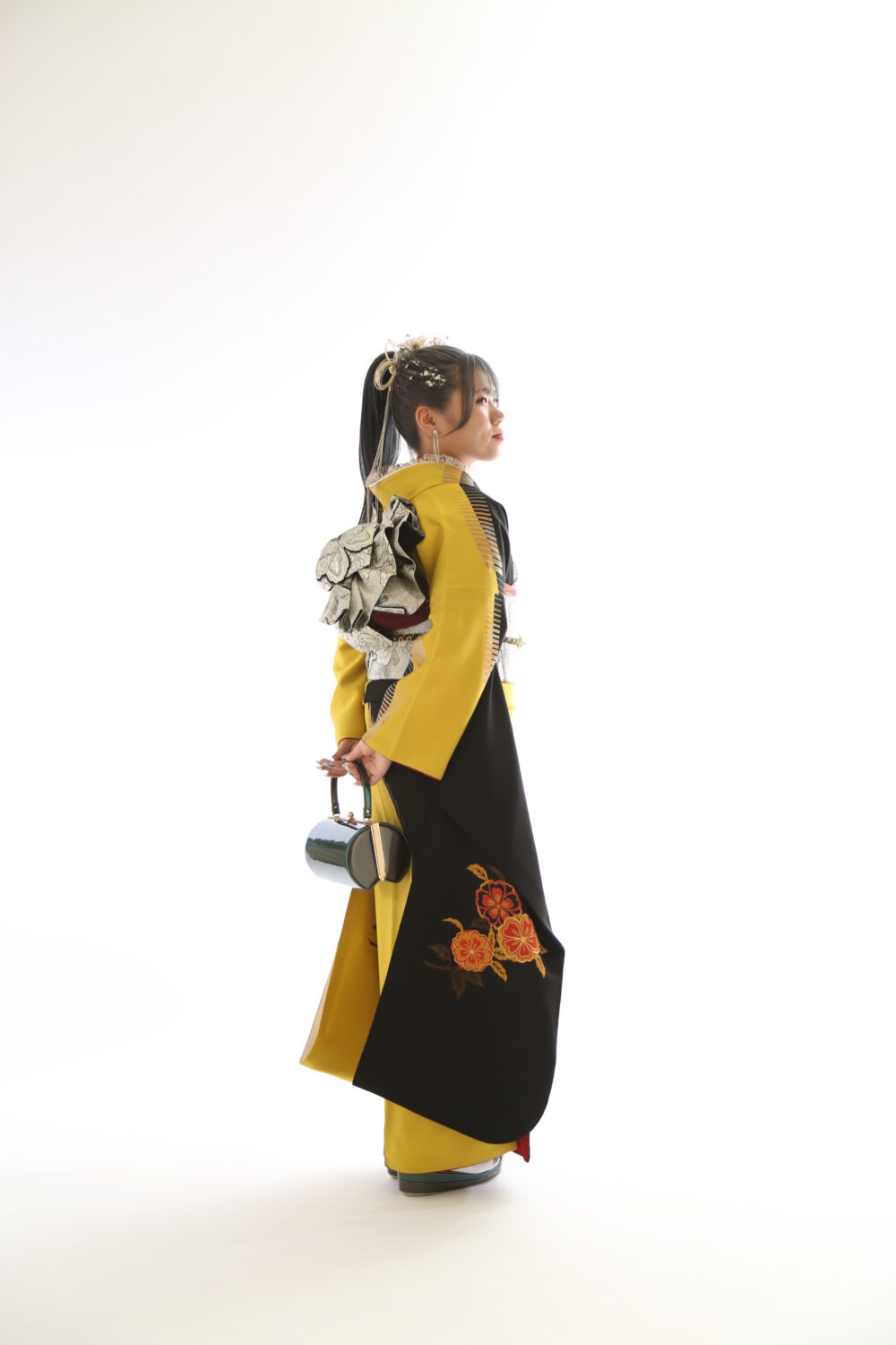 26年成人式のお嬢様、前撮り写真、黄色と黒のお振袖