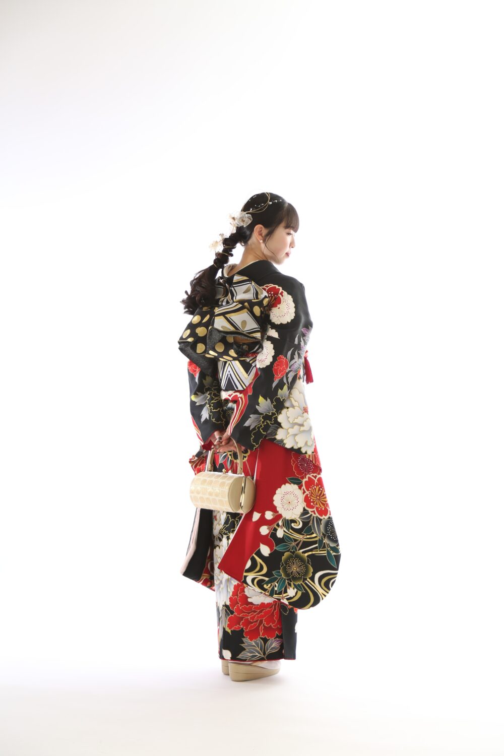 26年成人式のお嬢様、前撮り写真、黒と赤のお振袖、低めポニーテール