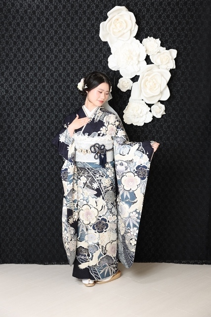 大柄な古典柄の紺の振袖。
小物のレースで甘さもプラス。