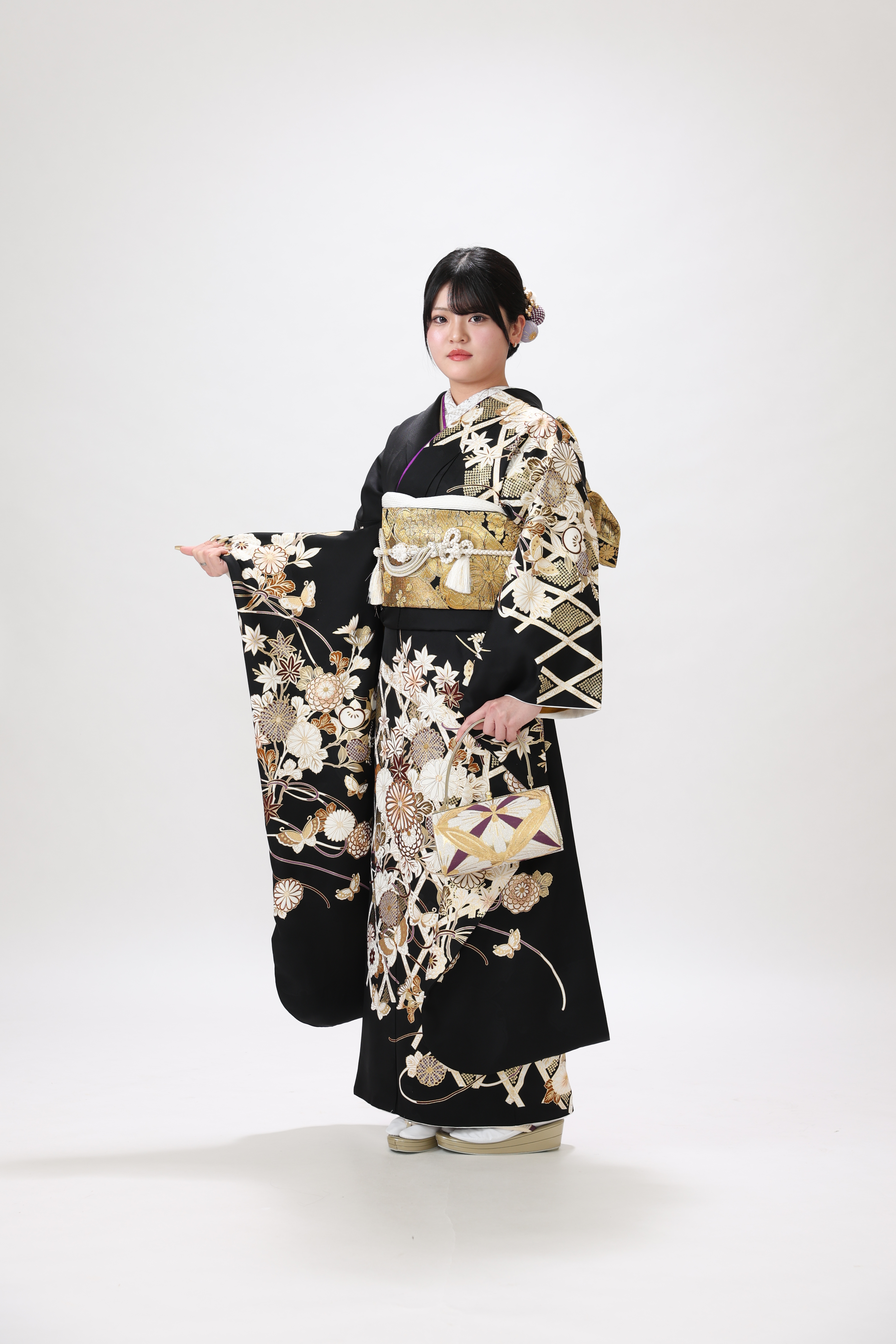 黒×ゴールドを組み合わせた振袖。カッコイイ印象。