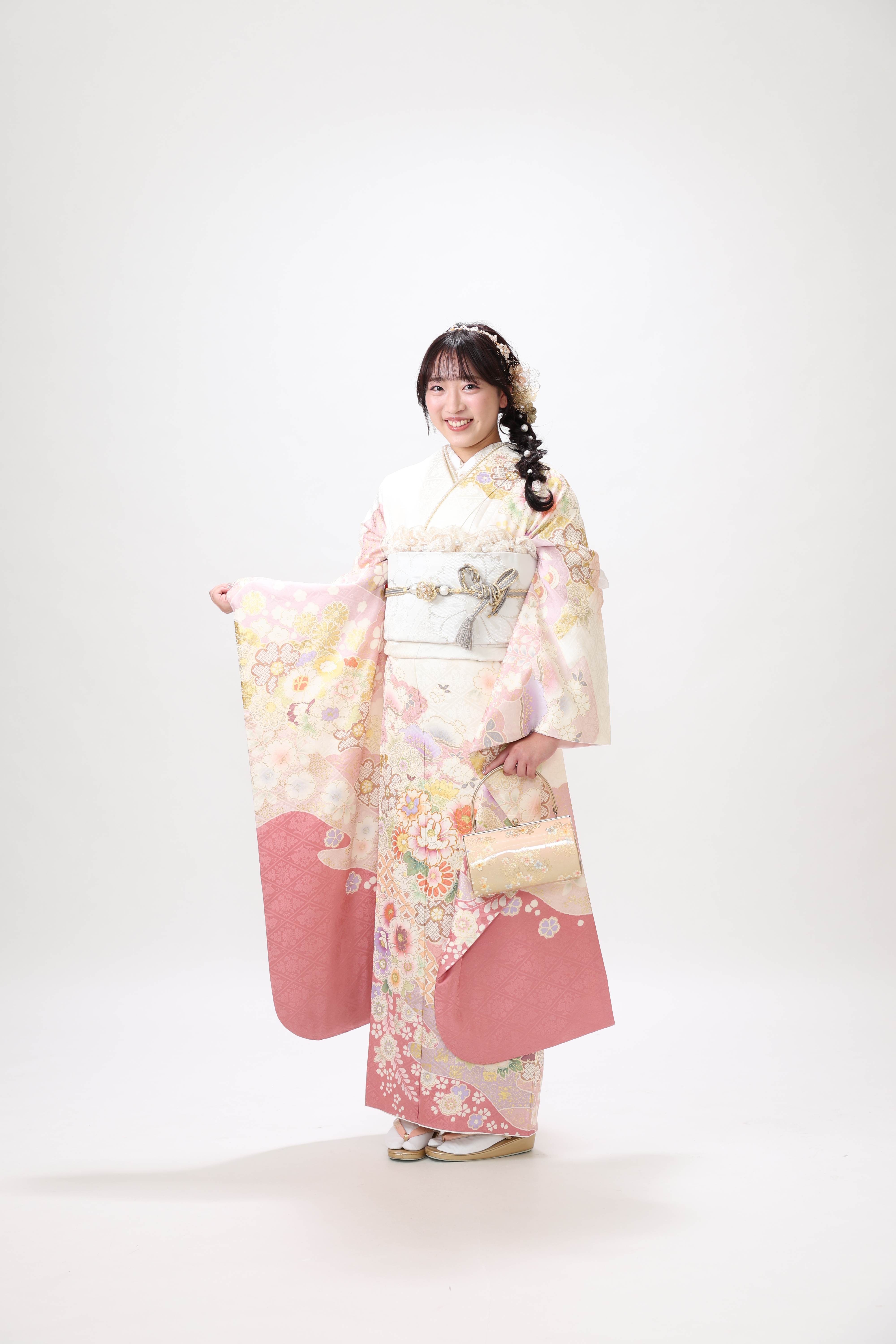 白×ピンクの振袖。可愛らしい印象。