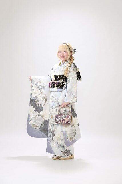 くすみ系薄紫色の振袖。
上品な印象。