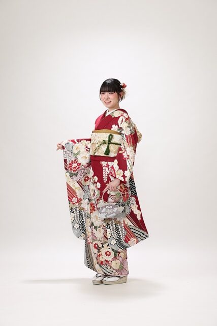 王道な赤の古典柄の振袖。
上品で華やかな印象。