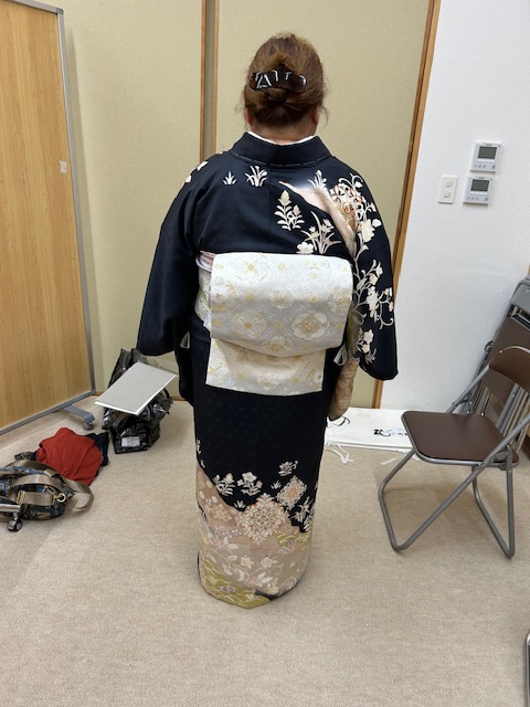 女性の着物の後ろ姿