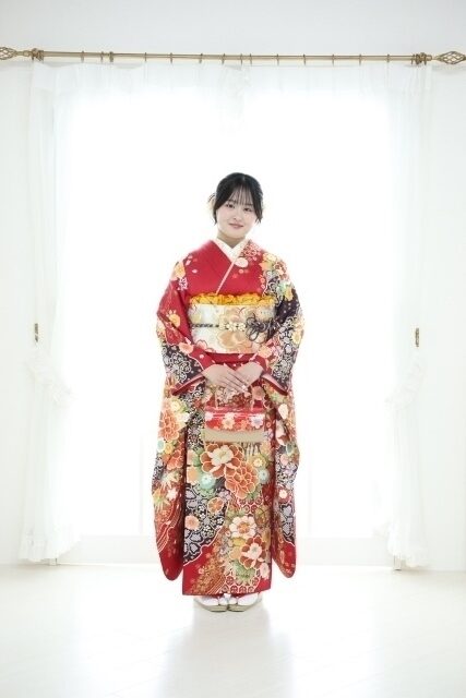 色鮮やかな小柄の赤の振袖。華やかな印象。