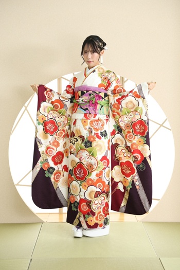 花いち都屋帯広店で高校生モデル撮影をした時の画像であり、振袖のコーディネートを紹介する為の画像でもある。