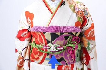 花いち都屋帯広店で高校生モデル撮影をした時の画像であり、振袖のコーディネートを紹介する為の画像でもある。